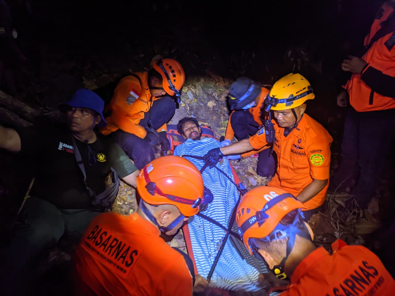 TIM SAR EVAKUASI WARGA DALAM KONDISI LEMAS DI AIR TERJUN LOMBONGO BONE BOLANGO